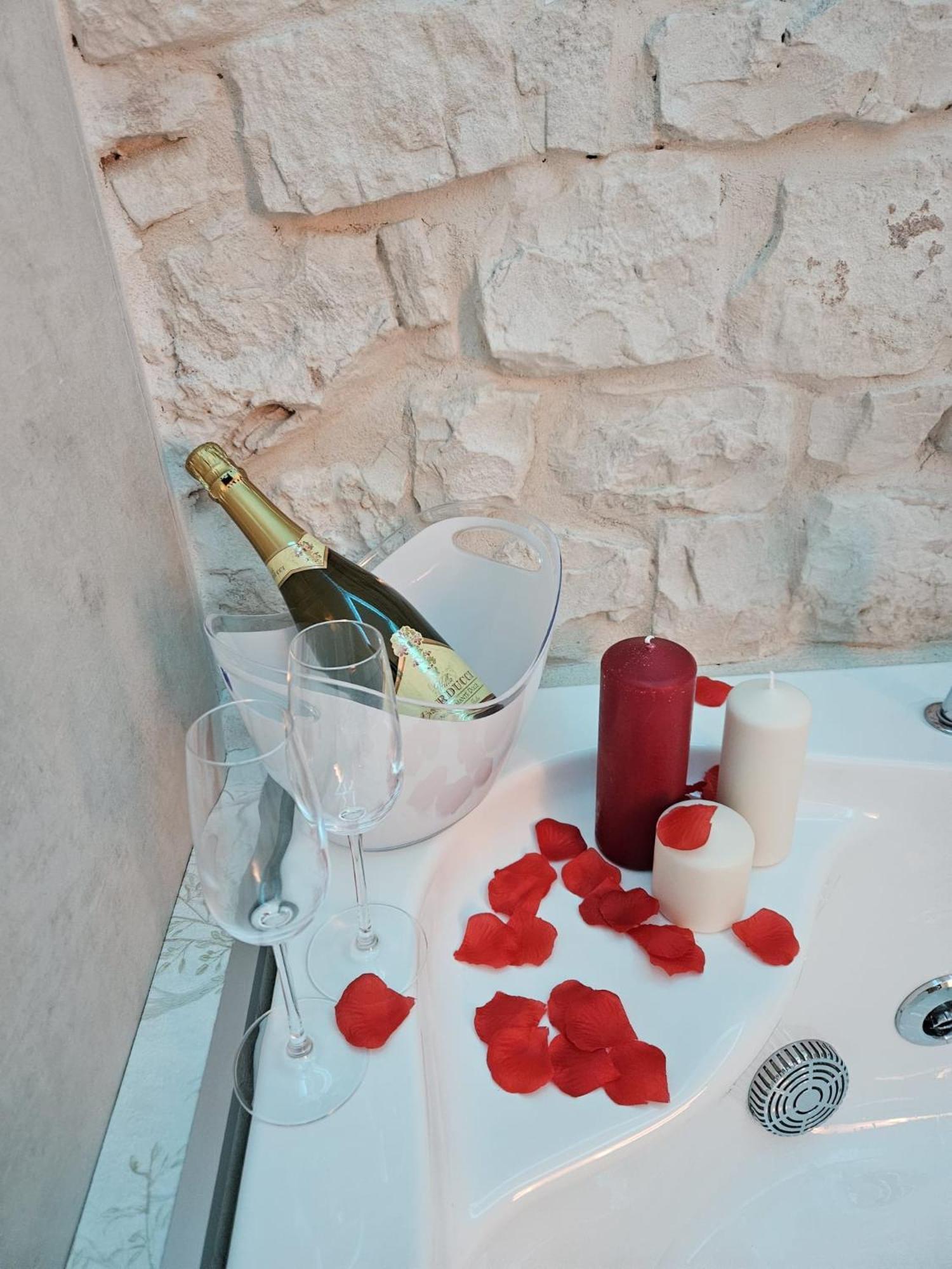 Luxuite Spa Con Piscina E Jacuzzi アルベロベッロ エクステリア 写真